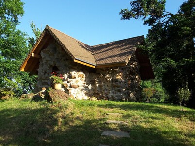 Pequeña casa de piedra de las más inusual en el país
