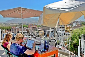 Outdoor dining - Enjoy a relaxing time at La Casa H- !Cheaper rates for smaller groups! (Alto Selva Alegre)