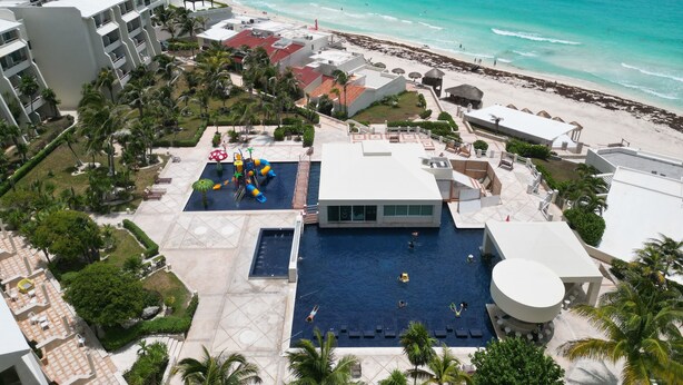 A resort with a pool area, beach access, and a view of the ocean. - Cancun Studio Front Beach (Cancún)