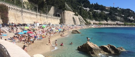 Una spiaggia nelle vicinanze