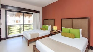 Een hotelkamer met twee bedden, een balkon en een groot raam.