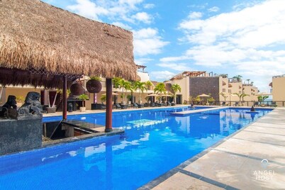 Penthouse, Private Pool, Steps to Beach, 5th Ave