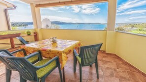 Outdoor dining - Sun&Sea Apartments A4(4+2) oversees Medulin bay for a relaxing vacation (Medulin)