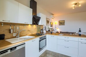 Fridge, oven, stovetop, dishwasher