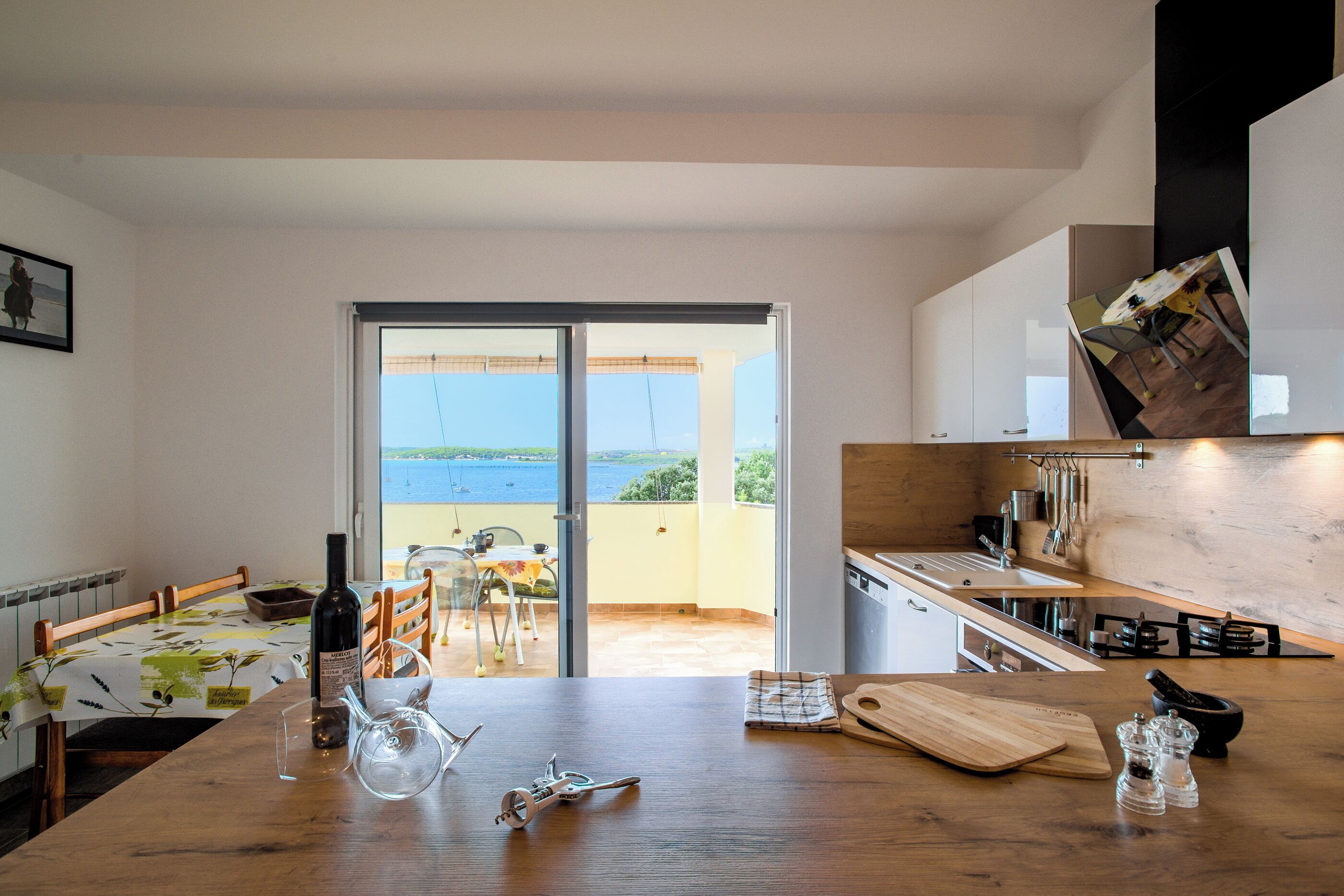 Frigorifero, forno, piano cottura, lavastoviglie