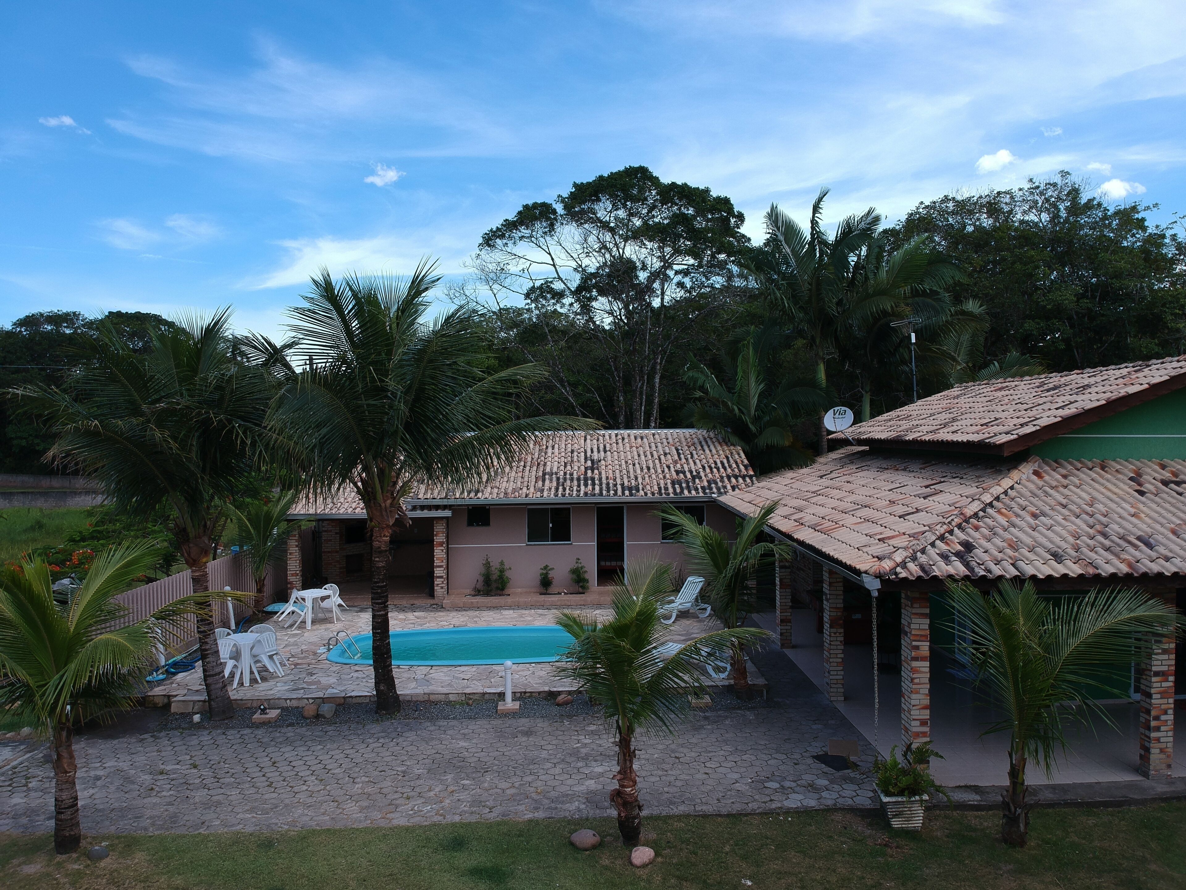 House with pool, air, WIFI, soccer field, up to 16 people.