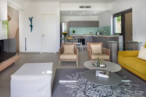 Fernseher, Kamin, Bücher, Stereoanlage