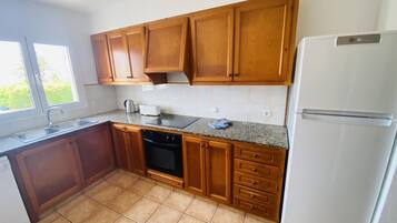 Frigorífico, microondas, horno y lavavajillas