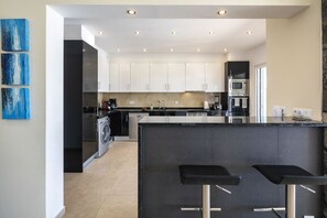 Frigorífic, microones, forn i placa de cuina 