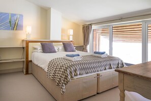 4 عدّة غرف نوم وسرير سفر وواي فاي وملاءات أسرّة