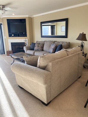 Fernseher, Kamin, DVD-Player, Stereoanlage