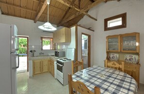 Frigorífico, microondas, horno y cafetera o tetera