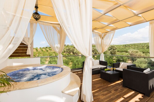 Outdoor spa tub