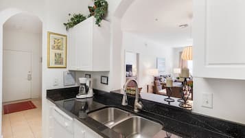 Condo, 3 quartos, 2 banheiros | Cozinha privada | Geladeira grande, micro-ondas, fogão, cooktop