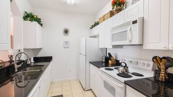 Condo, 3 Bedrooms, 2 Bathrooms | Private kitchen | Full-size fridge, microwave, oven, stovetop