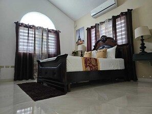 2 Schlafzimmer, Zimmersafe, Schreibtisch, Bügeleisen/Bügelbrett