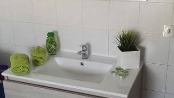 Duschwanne, Haartrockner, Bidet, Handtücher