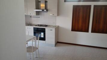 Kühlschrank, Ofen, Herdplatte, Wasserkocher mit Kaffee-/Teezubehör