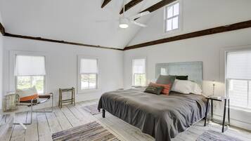 3 bedrooms, desk, iron/ironing board, free WiFi