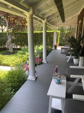Terrace/patio - Beachy Chic South of the Hwy in SH Village just 3blks to shops, food and fun!!!🏖️ (Southampton)