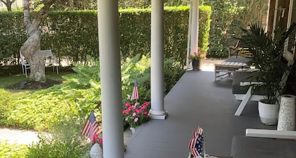 Beachy Chic South of the Hwy in SH Village just 3blks to shops, food and fun!!!🏖️