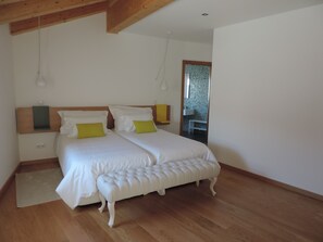 4 bedrooms, Internet, bed sheets, wheelchair access