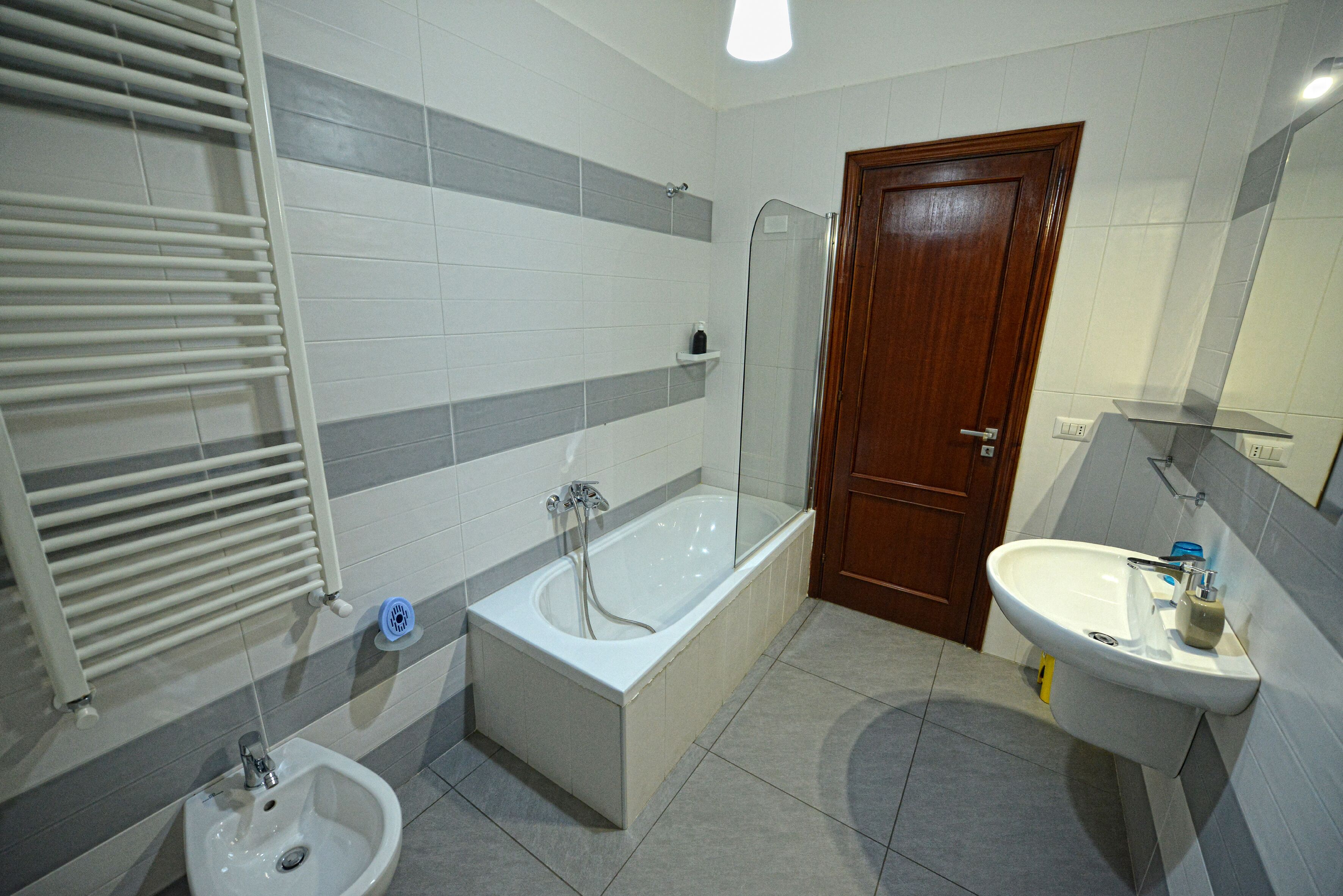 Un baño con bañera, lavabo, inodoro y ducha.