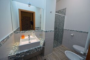 Een douche, een haardroger, een bidet, handdoeken