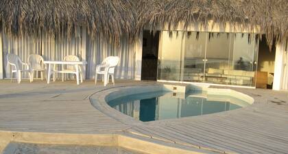 Casa relajante frente al mar con piscina privada, perfecta para descansar.