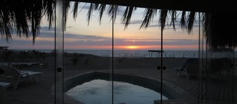 casa relajante frente al mar con piscina privada, perfecta para descansar.