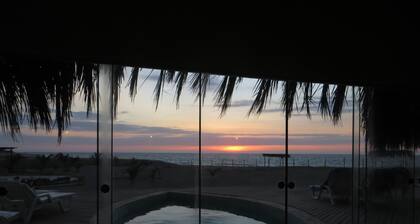 NEW - Villa Canoas - Piscina Privada, frente al mar. Ingreso directo a la playa!