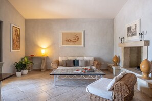 Smart-tv, een open haard en een tafeltennistafel