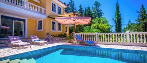 Außenpool, Liegestühle