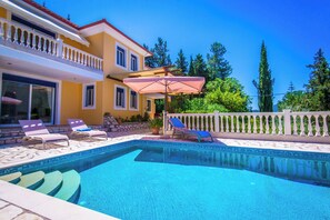 室外游泳池,日光浴躺椅