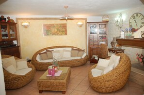 Télévision, lecteur de DVD, livres