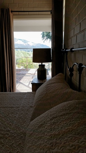 Escritorio, tabla de planchar con plancha, wifi gratis y ropa de cama