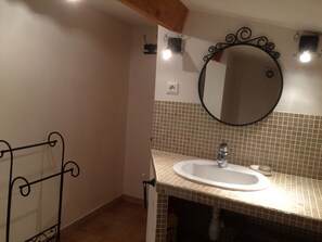 Combined shower/bathtub, hair dryer, bidet, towels