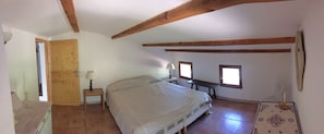 5 slaapkamers, een strijkplank/strijkijzer, reisbedje, gratis wifi