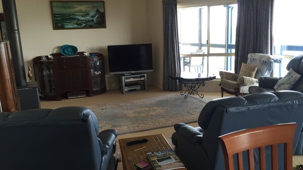 Fernseher, Kamin, DVD-Player, Bücher