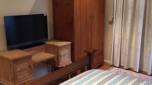 3 bedrooms, iron/ironing board, internet, bed sheets