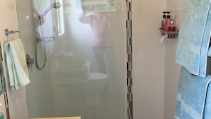 Een haardroger, handdoeken