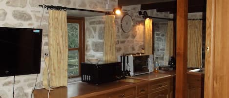 Refrigerador, microondas, parrilla de estufa y tetera eléctrica