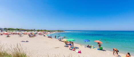 Nær stranden og solsenger