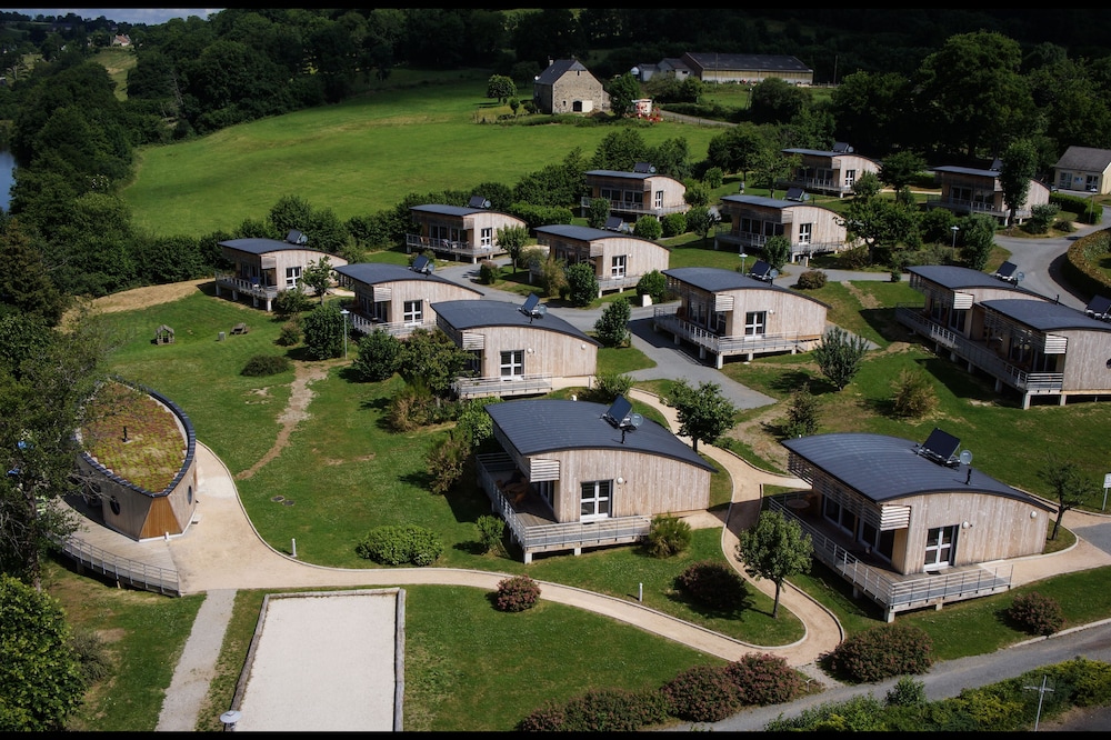 HOLIDAY VILLAGE OF LAKE MENET / FACING LAKE 14 HECTARES