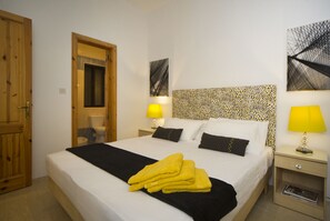 2 bedrooms, in-room safe, iron/ironing board, travel crib - Maltese Balcony - St. Julians (St Julian's)
