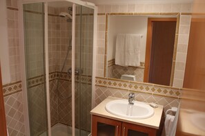 Bañera con ducha, secador de pelo, bidet, toallas