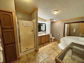 Suihkun ja ammeen yhdistelmä, hiustenkuivaaja, pyyhkeet