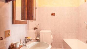 Banyera, assecador de cabells, bidet i tovalloles