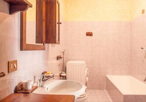 Bathtub, hair dryer, bidet, towels - Il Pontile by villavistalago.it on Como Lake  (Lecco)