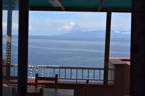 Outdoor dining - Front line apartment in Puerto Santiago-Los Gigantes with beautiful views.<br> (Puerto Santiago)